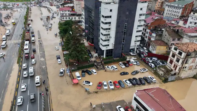 Trabzon'da Sel Faciası: Yaşam Mücadelesi Veren Kayıp Kişi İçin Arama Çalışmaları Devam Ediyor