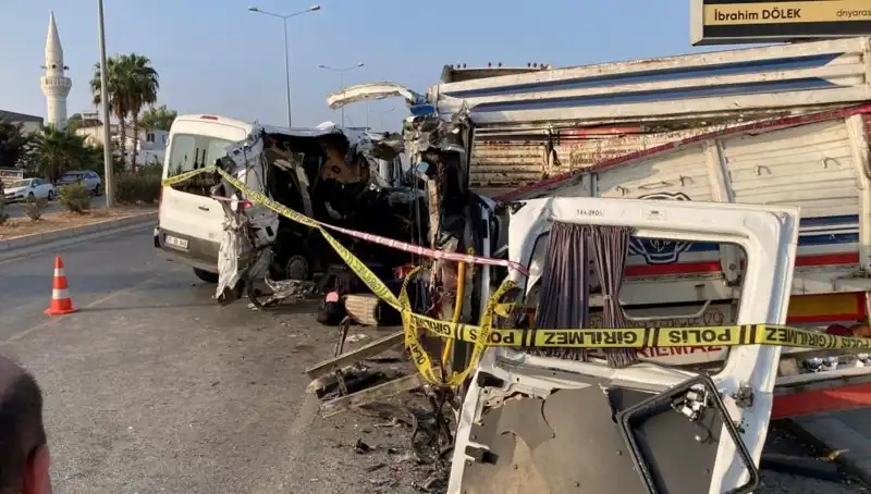 Mersin'de Tatil Yolunda Meydana Gelen Kazada İki Kişi Hayatını Kaybetti, On Yaralı