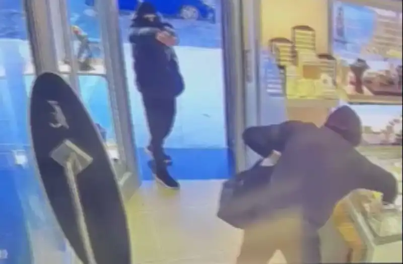 Ümraniye'de Maskeli Soygun Girişimi: Şoke Eden Silahlı Saldırı