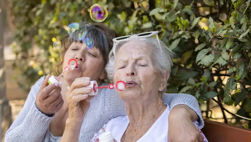 100 Yaşındaki İki Kadından Uzun Yaşamın Sırrı: Diyet ve Egzersiz Değil!