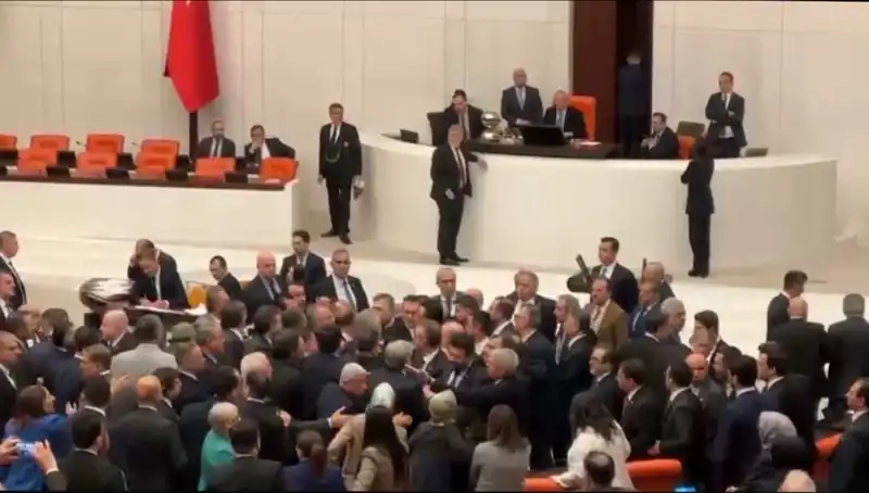 Meclisteki Olay: Emekli İkramiyeleri Sebebiyle Kavga Çıktı!