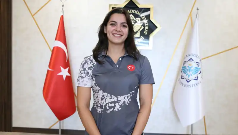 Altın Madalyayı Kazanan Esra'nın Şampiyonluk Hedefi: Dünya Arenasına Adım Atıyor