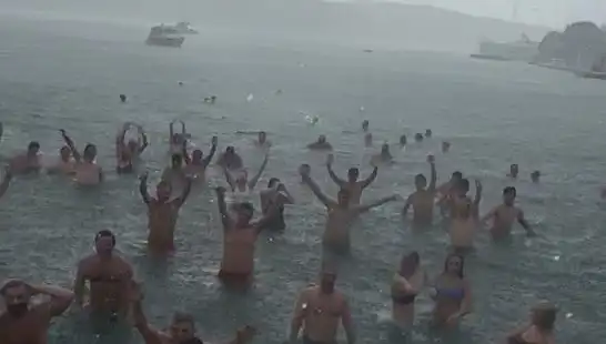 İstanbul'un Bebek Plajı'nda Yağmura Rağmen Denize Girenlerin Sıcak Anları