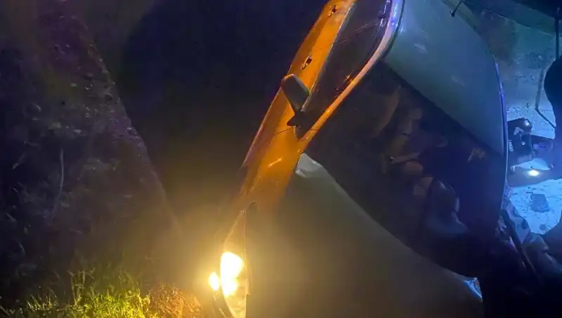 Adana’da Şarampole Devrilen Otomobilin Sırrı: Yaralılar Hızla Hastaneye Kaldırıldı