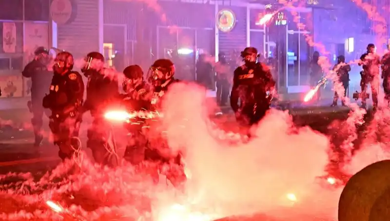 ABD'de Isyan Dalgası: Los Angeles'taki Protestolar Başka Şehirlere Taşındı