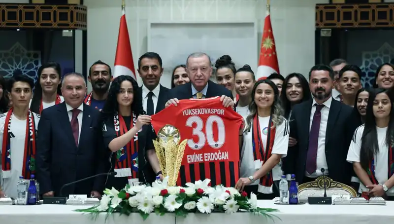 Cumhurbaşkanı Erdoğan, Yüksekovaspor Kadın Futbol Takımı ile Tarihi Buluşmada