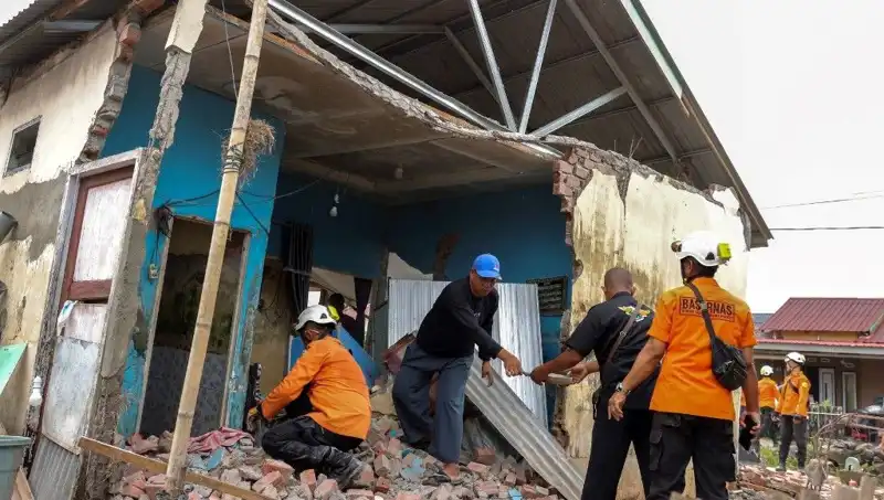 Endonezya’da 5.7 Büyüklüğünde Deprem: Binlerce İnsan Etkilendi