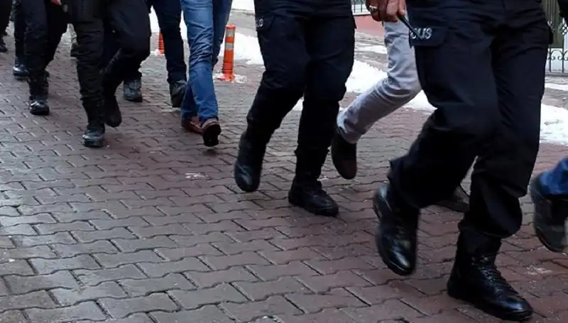 Antalya'da Silah Kaçakçılarına Şok Baskın: 20 Kilo Tabanca Ele Geçirildi