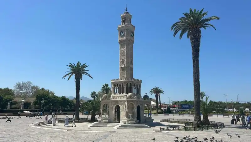 İzmir'de Sıcak Hava Dalgası: Meydanlar Boş, Sıcaklık Rekor Kırıyor