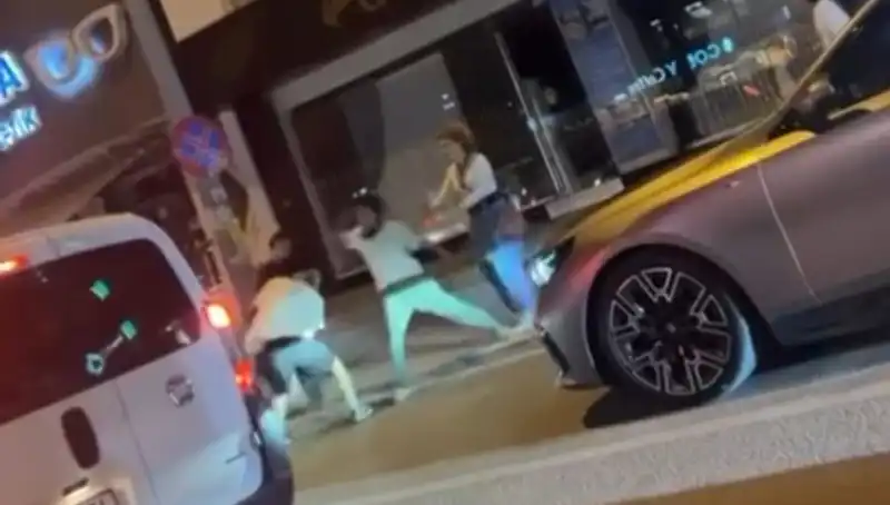 Cadde Boks Ringine Döndü: Yumruklar Havada Uçuştu, İzleyiciler Şaşkına Döndü!