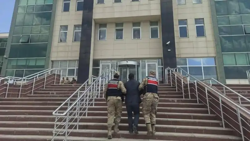 Hapis Cezası İle Aranan Şahıs Saklandığı Yerde Sıcak Takiple Yakalandı
