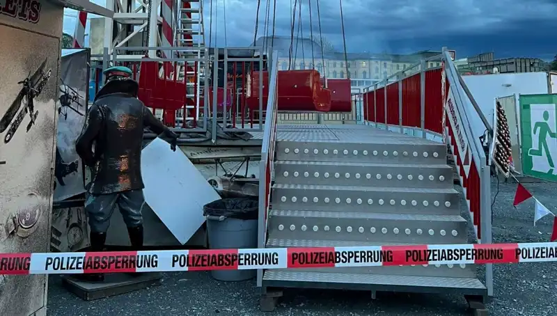 ** Dönen Salıncak Reklam Direklerine Çarptı: Feci Kaza Neyse Ki Önlenebildi!**
