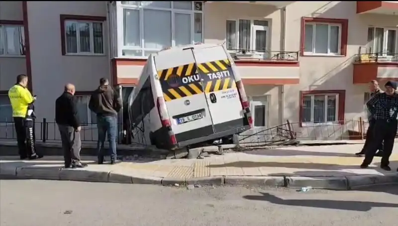 Okul Servisi Balkona Girdi: İki Öğrenci Yaralandı, Olayın Ayrıntıları