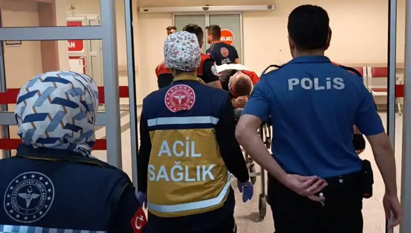 : Trafikte Dehşet Anları: Polis Ekipleri Kaza Yaptı, İki Yaralı