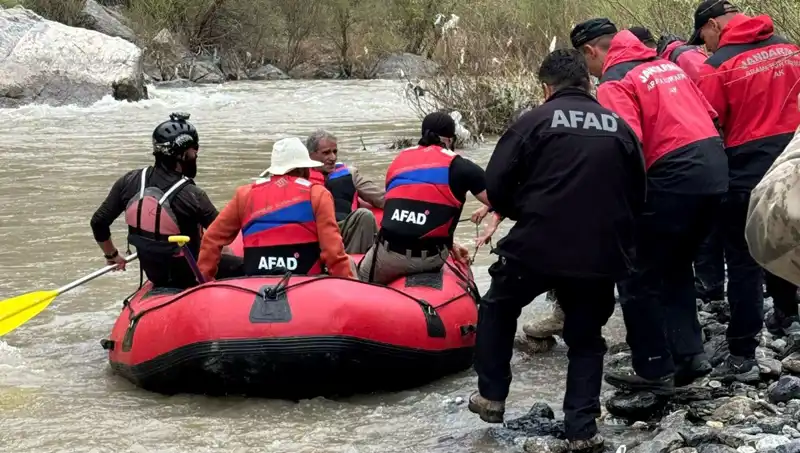 Zap Suyu Kenarında Mahsur Kalan Dört Kişi Kurtarıldı