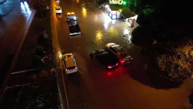 Adana’da Şiddetli Sağanak Yağış, Cadde ve Yolları Su Bastı!
