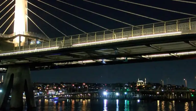 Metro Köprüsünden Denize Düşen Kişi İçin Acil Arama Çalışmaları Başlatıldı