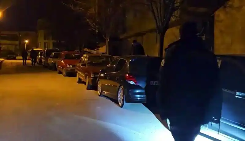 Park Halindeki Araçları Çizen Hırsızlar, Güvenlik Kamerasına Yakalandı!