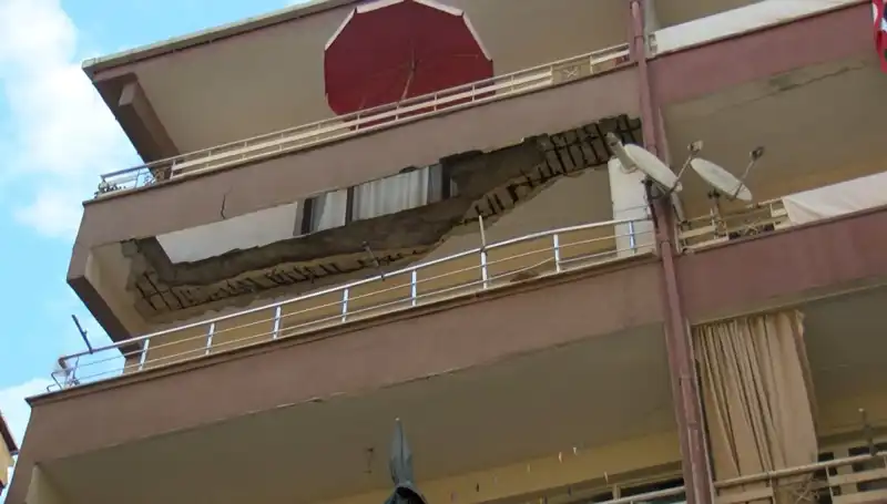 Güngören'de Tüyler Ürpertici Olay: Beş Katlı Bina Balkonu Aniden Çöktü!