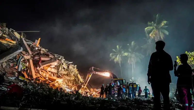 Myanmar'da Üç Gün Sonra Enkazdan Sağ Çıkan Kişinin Hikayesi
