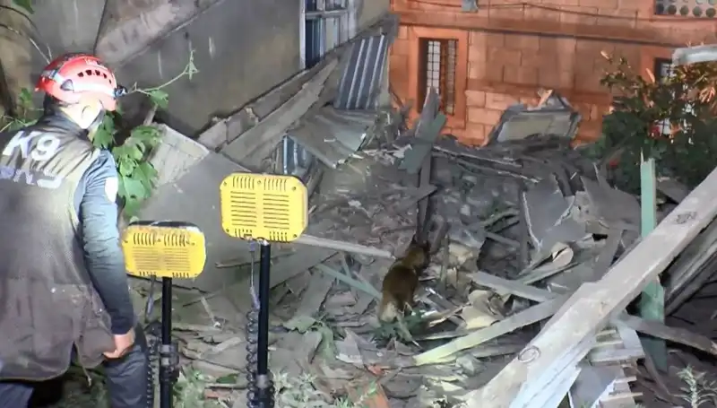 İstanbul'da Deprem Sonrası Çöken Bina, Şehirde Yeni Tehditler Oluşturuyor