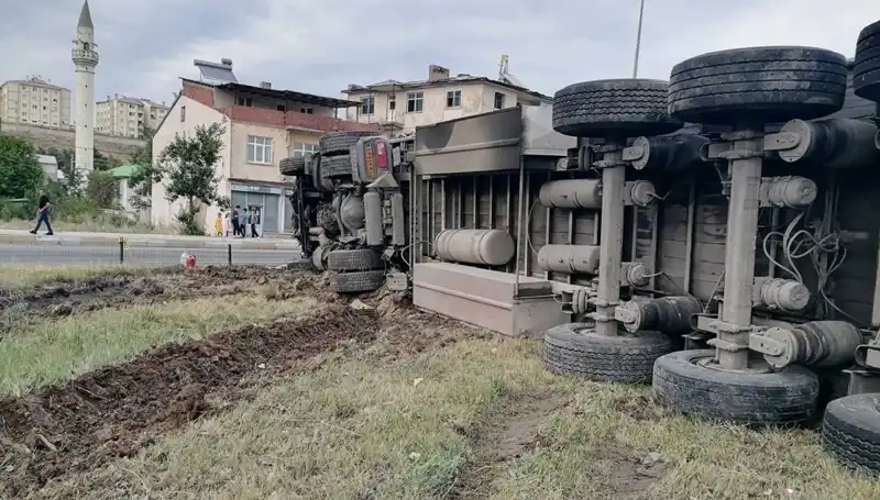 Erzurum'da Freni Boşalan TIR, Feci Kazaya Yol Açtı: Gözler Önünde Dehşet