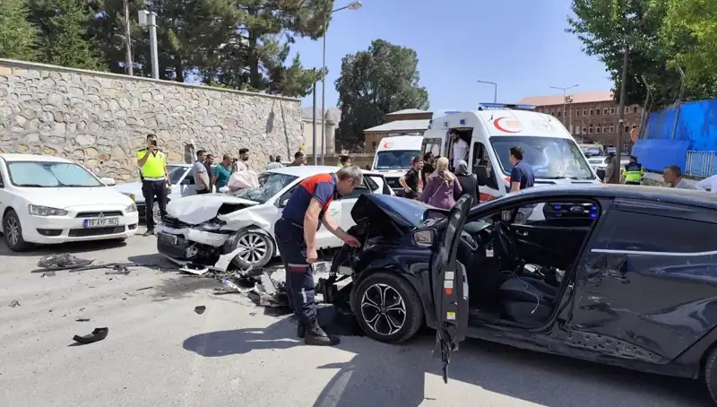 Bitlis'te Korkunç Kaza: İki Otomobilin Çarpışması Sonucu 10 Yaralı