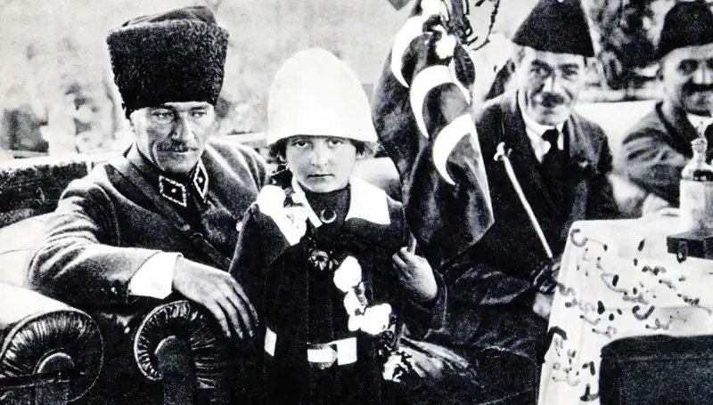 Şapkanın Altındaki Bayram: Unutulmaz Fotoğrafın Duygu Dolu Hikayesi