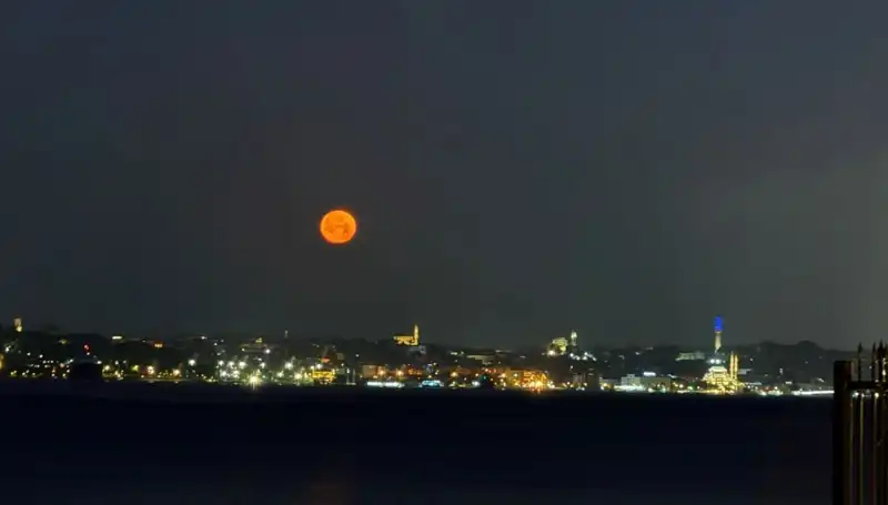 İstanbul'da Çilek Dolunayı Tabloluk Görüntülerle Büyüledi
