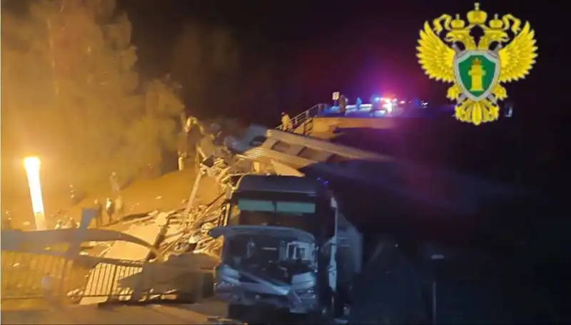 Rusya'da İki Büyük Köprü Çöktü: Feci Kazada Yedi Kişi Hayatını Kaybetti