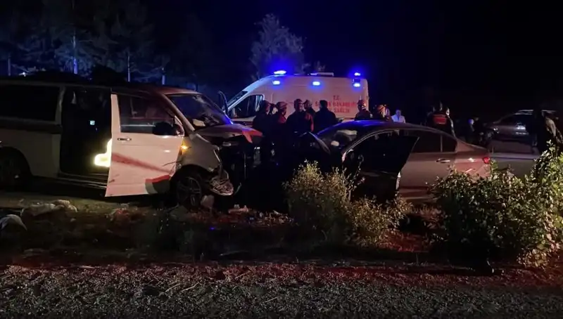 Mide Bulandıran Ters Yön Faciası: Kafa Kafaya Çarpışma Sonucu Ölü ve Yaralılar