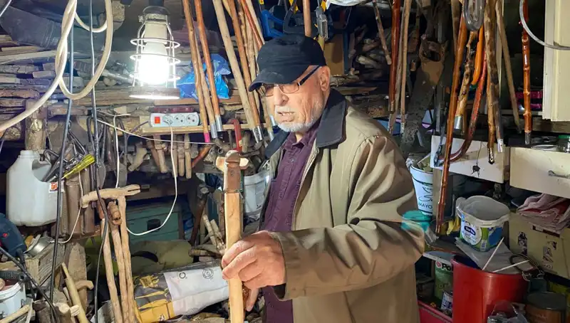 Doğadan Malzemelerle Sanat Yaratıyor: Evinin Odunluğunu Dönüşüme Soktu