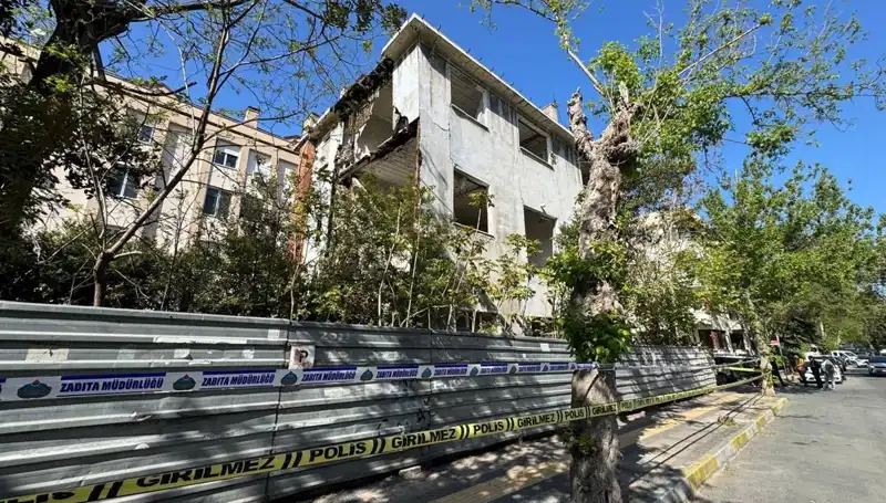 Bakırköy'deki Metruk Bina Depremle Kısmen Çöktü: Uzmanlardan Kritik Açıklamalar