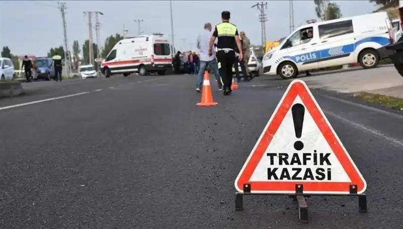 Antalya'da Otomobil Kanala Devrildi: İki Yaralı, Olayın Nedeni Nedir?