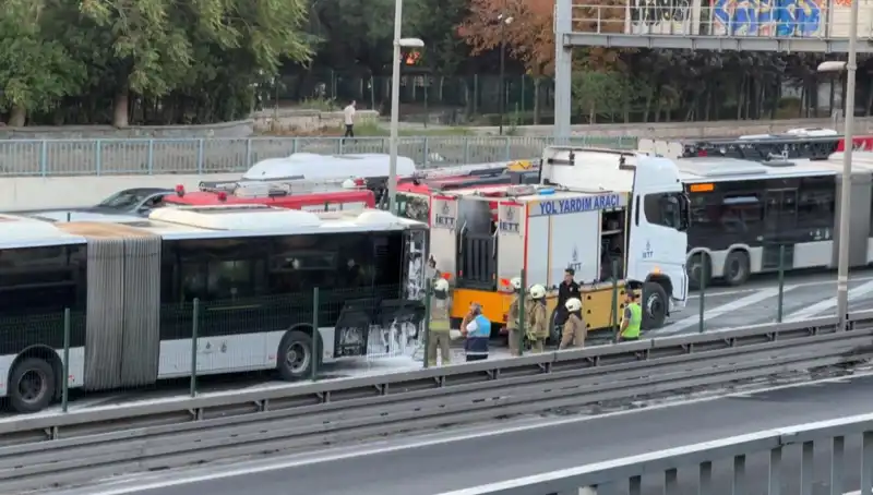 İstanbul'da Metrobüs Yangını: Sürücüler ve Yolcular Ne Yapmalı?