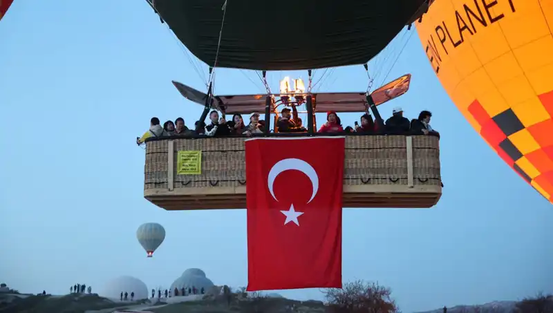 Kapadokya'da 23 Nisan Coşkusu: Türk Bayraklarıyla Renklenen Balonlar