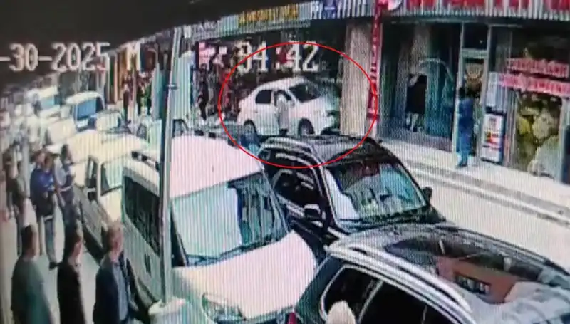 Alkollü Sürücü, Mağazaya Daldı: İki Çocuk Son Anda Kurtuldu!