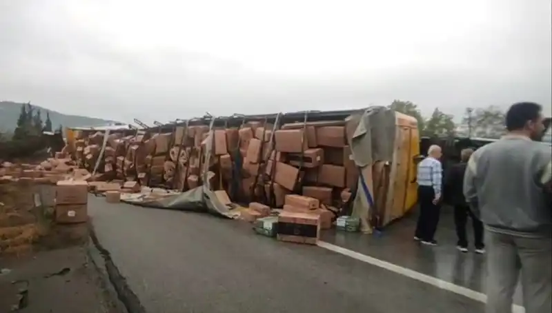 TEM Otoyolu’nda Tır Devrildi, Ankara Yönü Trafiğe Kapatıldı