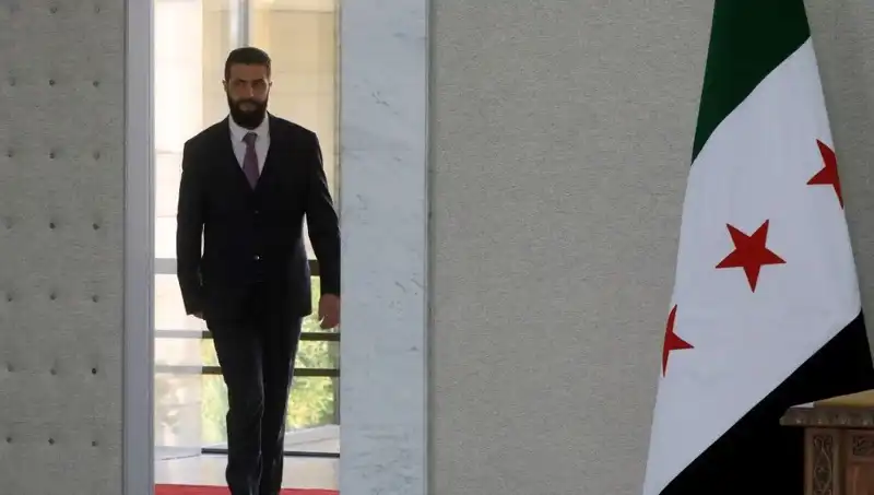 Fransa, Paris'te Şara-Macron Zirvesiyle Suriye Yeniden İnşasına Destek Verecek