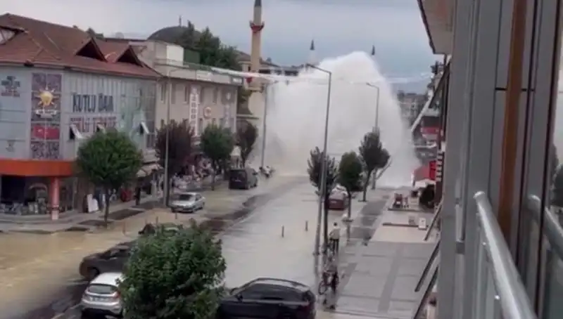 İçme Suyu Hattı Patladı: Fışkıran Su Sokakları Alev Alev Ettim!