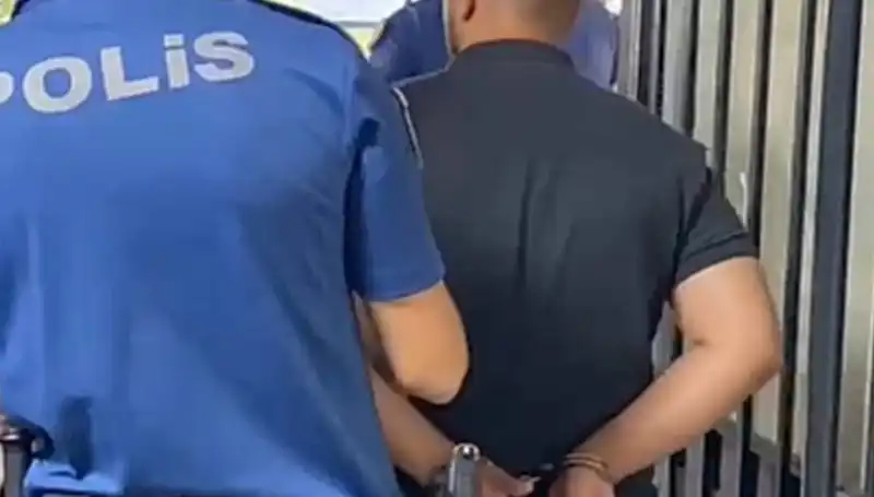 İzmir’de Polise Saldıran Şahıs Yakalandı: Gözaltına Alındı!