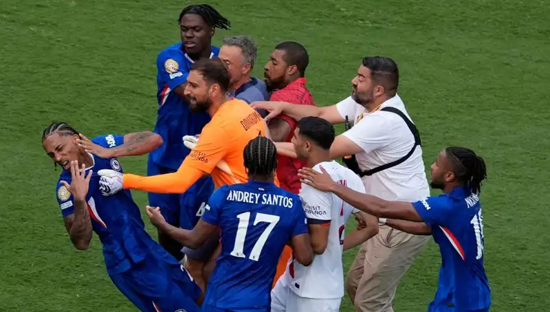 Dev Finalde Şok Anlar: Teknik Direktörden Futbolcusuna Yumruk!