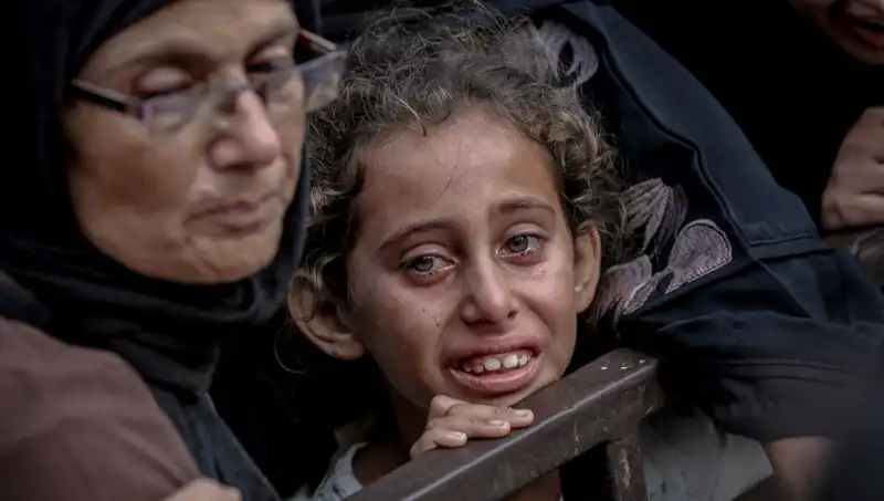 Gazze'de Açlık Savaşları: İsrail Askerleri Yemekleri Toprağa Gömüyor!
