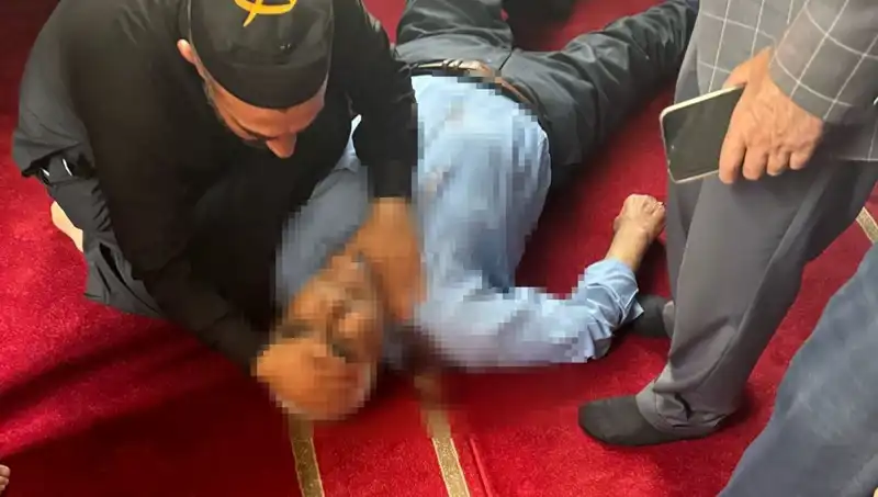 Camide Namaz Kılarken Bıçaklanan Kişi: Detaylar Şok Edici!