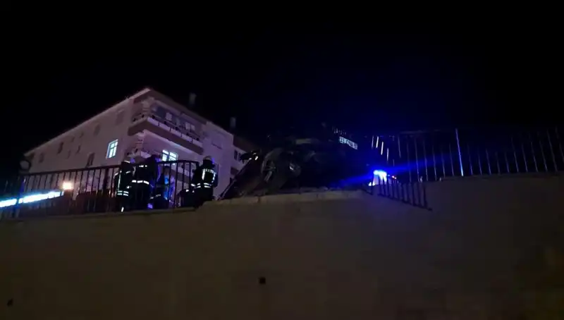 Kontrolden Çıkan Araç Bariyere Çarpıp Asılı Kaldı, Hayatlara Mal Oluyordu!