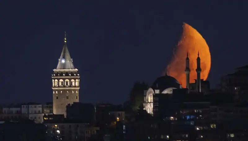 İstanbul'un Yarım Ayı, Romantizmin Yeni Simgesi Oldu!